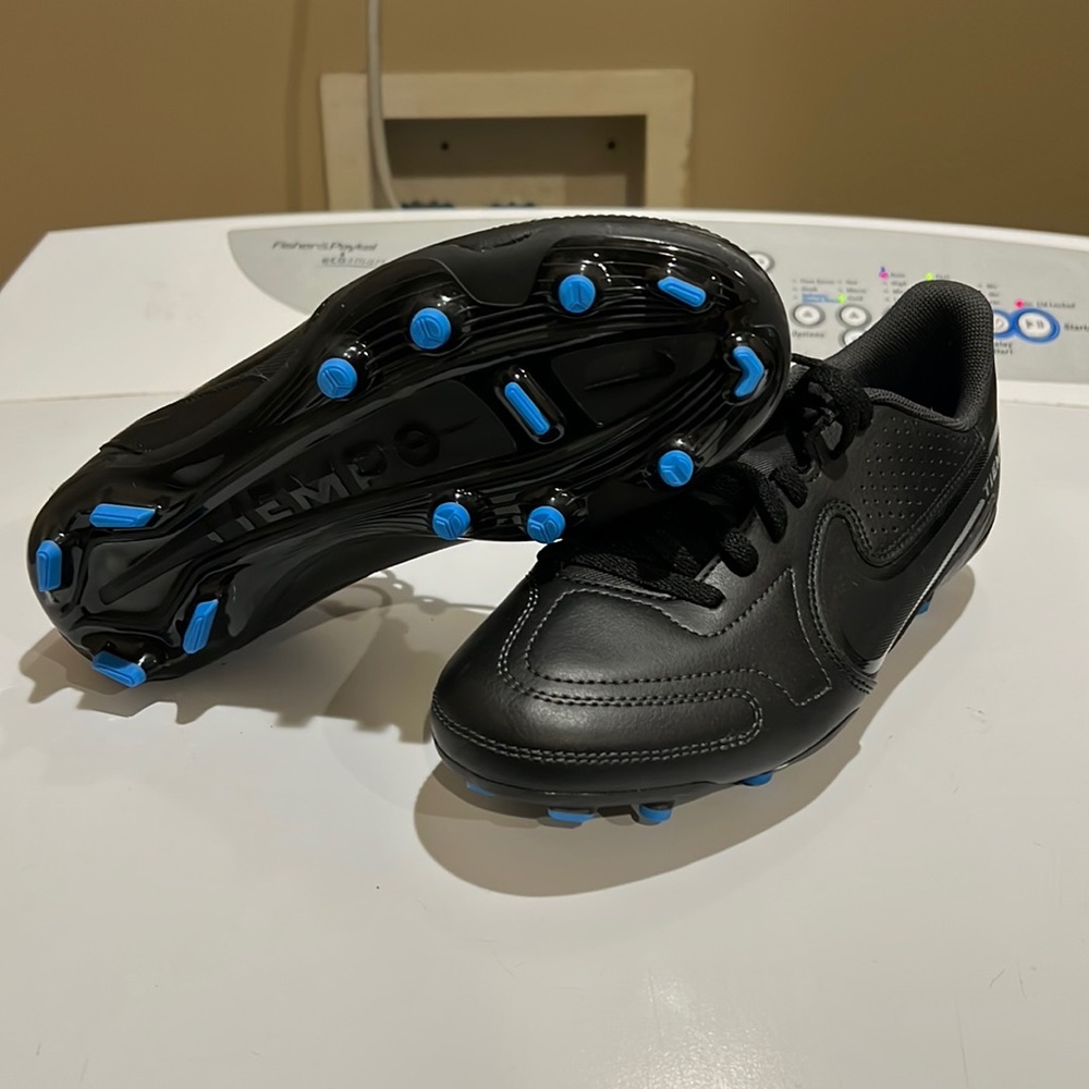 New! Never worn nike tiempo kids cleats size 6 black and blue